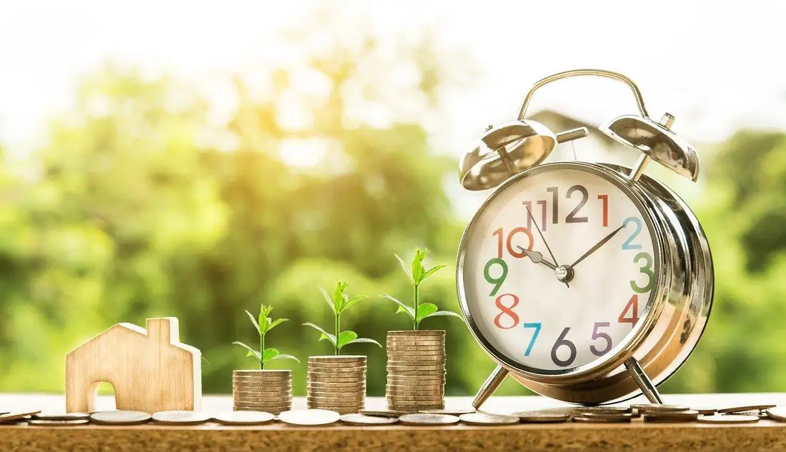 Investisseur examinant le financement d’un appartement locatif devant un immeuble urbain français.