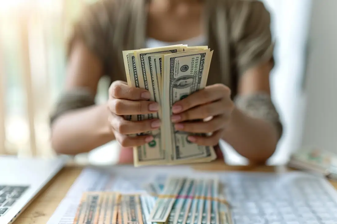 Dossier de financement, calculatrice et clés posés sur une table dans un appartement destiné à la location.