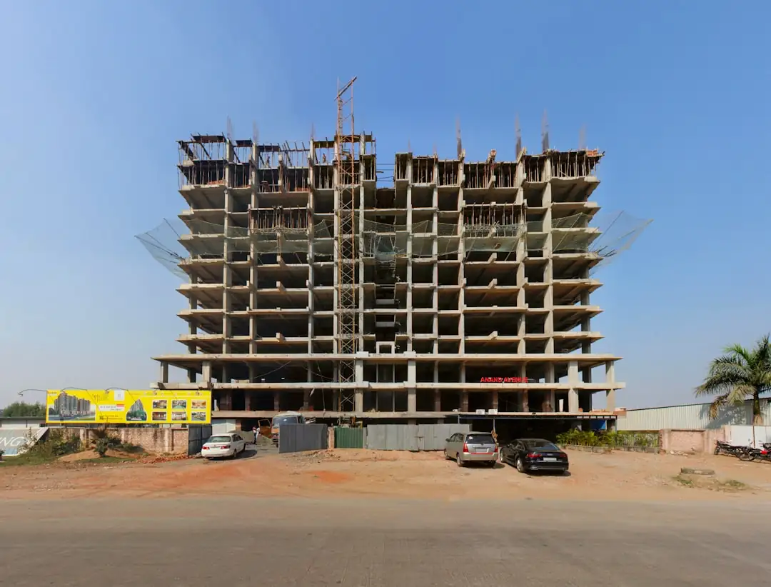 Chantier résidentiel contemporain sur le cours Dajot à Brest avec façade minérale et promenade arborée.