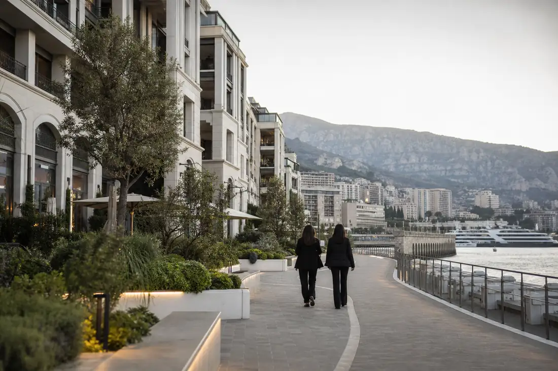 Immeubles contemporains du nouveau front de mer monégasque face aux jardins et à la Méditerranée.