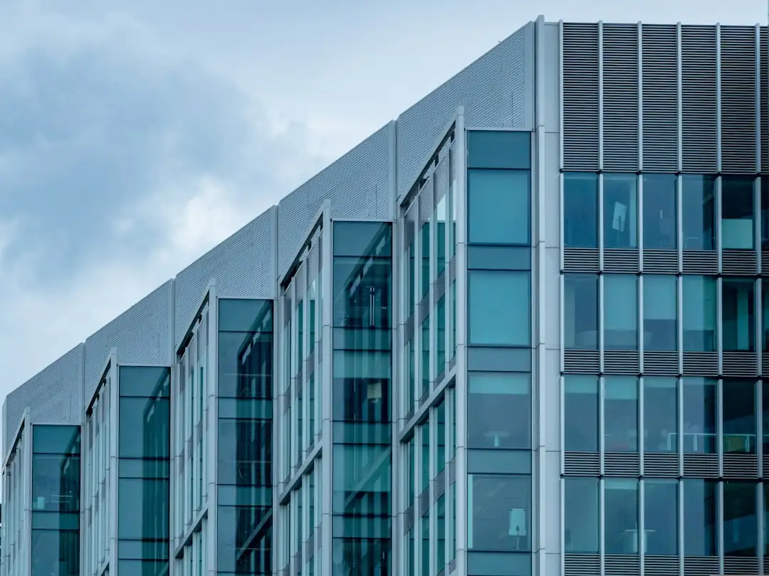 Immeuble de bureaux contemporain à Montreuil avec façades vitrées, terrasses végétalisées et stationnement vélo.
