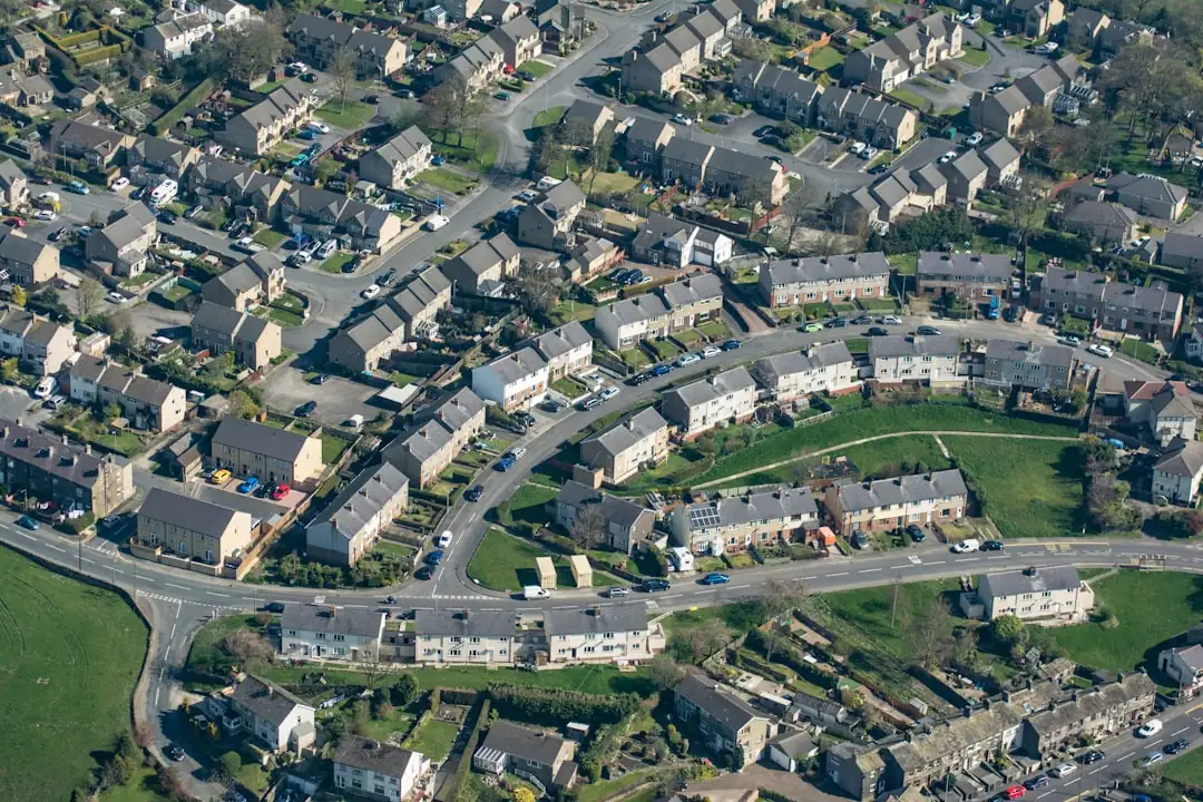 Résidence neuve en brique avec cheminement piéton et stationnement vélo dans la métropole lilloise