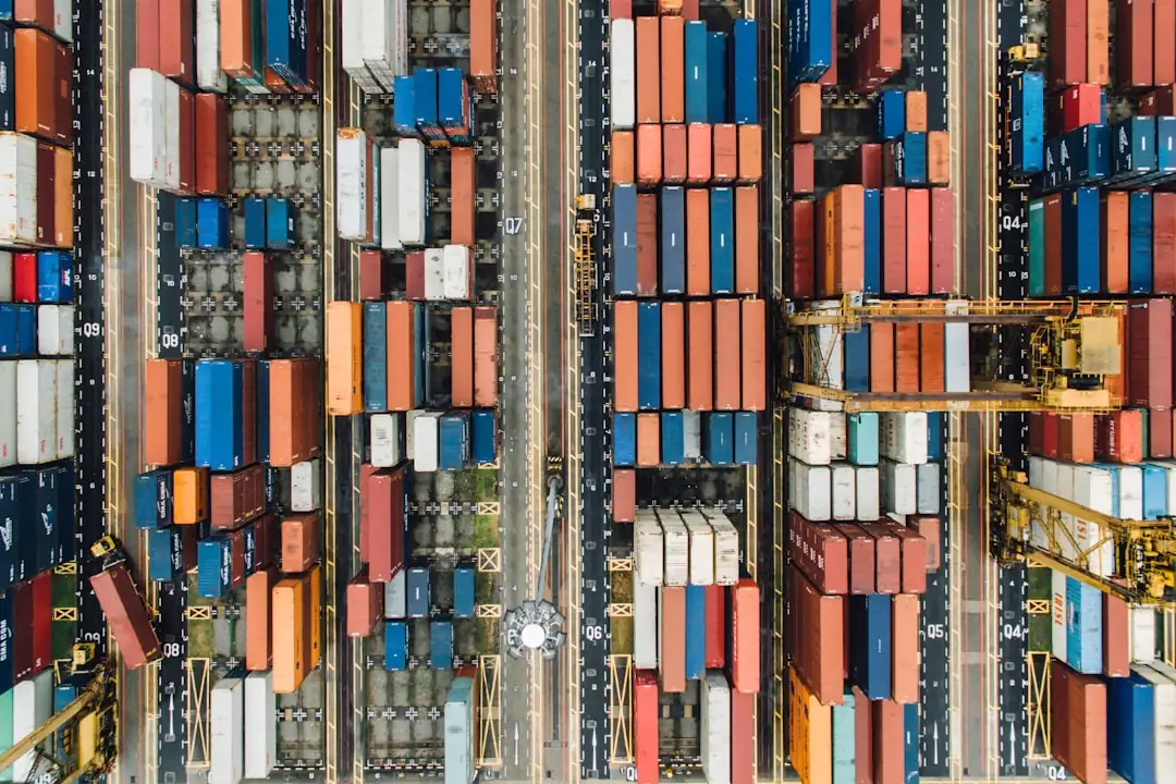 Charpente et quais d’un entrepôt logistique en construction dans une zone d’activités proche de Lille.
