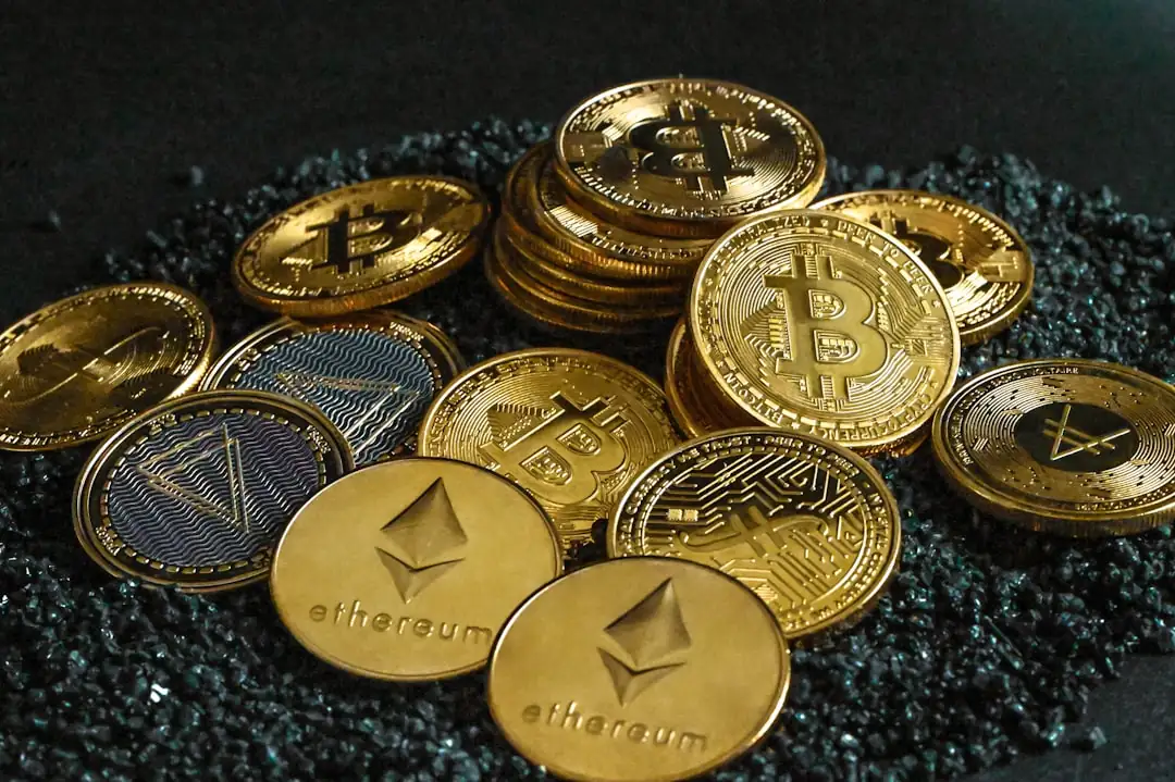 Conseiller d’agence et client examinant un dossier d’achat immobilier financé par des cryptoactifs à Reims.
