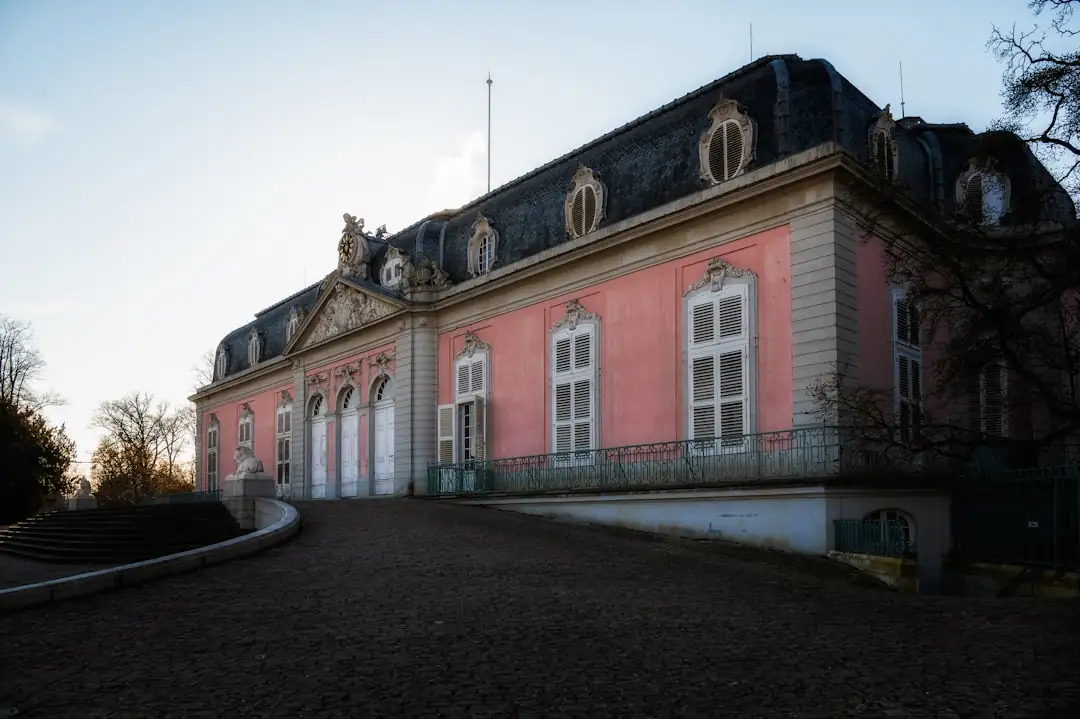 Villa ancienne entourée de végétation méditerranéenne, avec façade claire et terrasse à Saint-Raphaël.