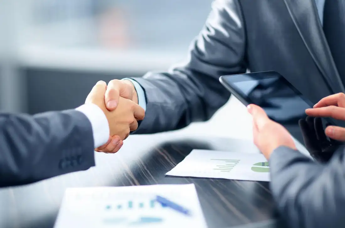 Dossier de financement, clés et plans posés sur une table lors de l’étude d’un achat locatif sans apport.