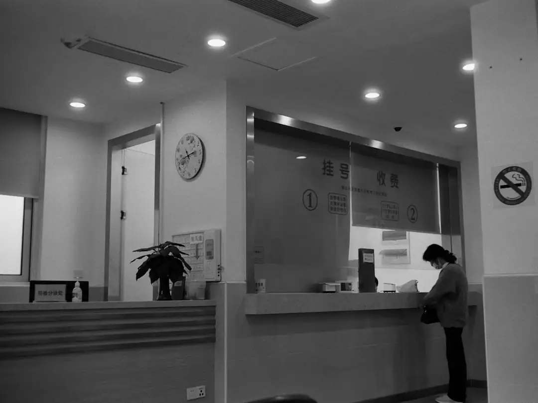 Réunion de direction dans une entreprise immobilière autour de plans et de dossiers d’actifs urbains.