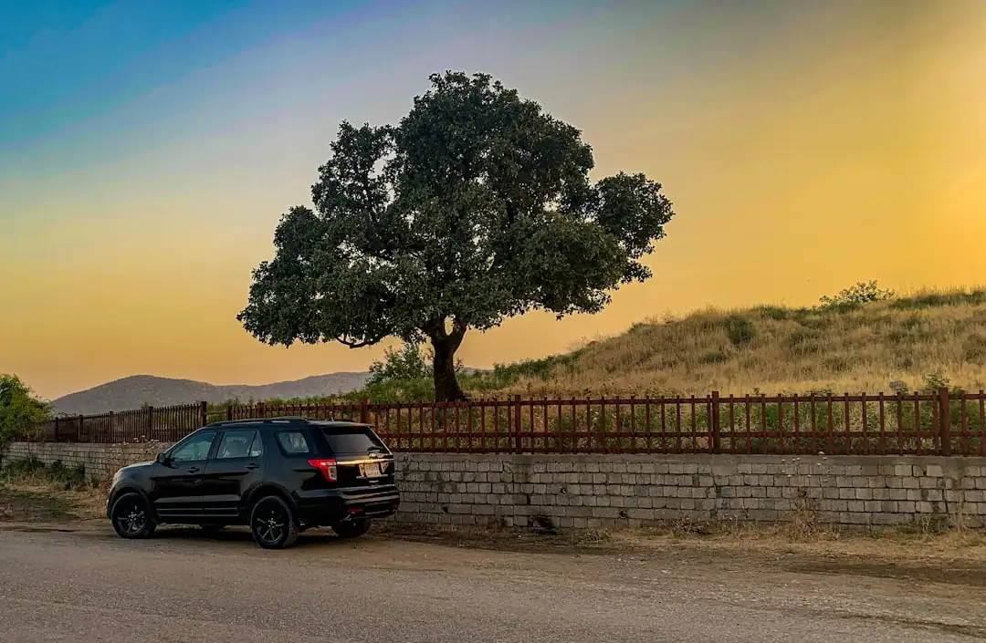 Professionnelles réunies autour de la maquette d’un programme immobilier dans une métropole africaine.