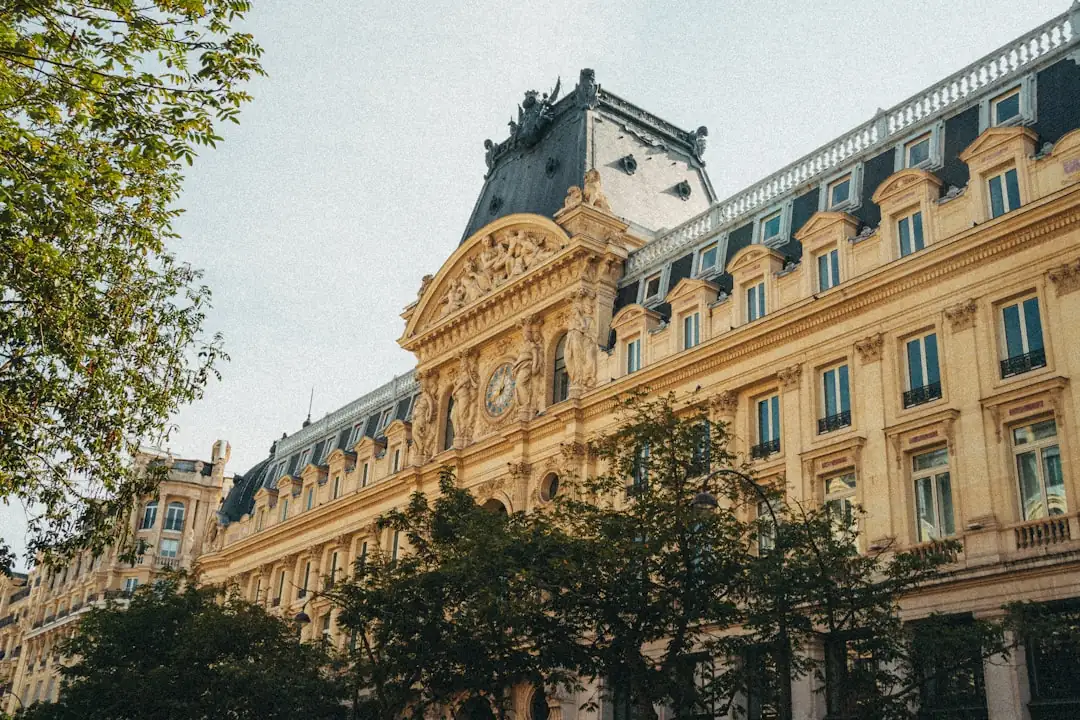 Cour intérieure d’un hôtel d’activités parisien avec quais de livraison, ateliers et véhicules utilitaires.