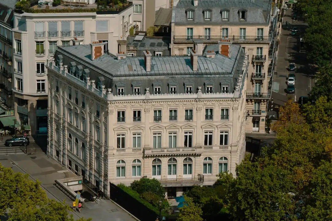 Cour intérieure d’un hôtel d’activités parisien avec quais de livraison et locaux artisanaux en rez-de-chaussée.