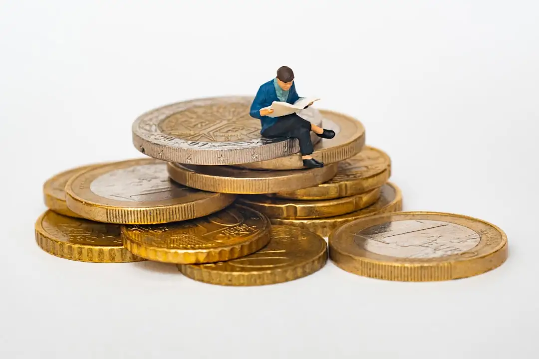 Entrée vitrée d’un immeuble tertiaire contemporain avec analystes de dos examinant des plans d’investissement.