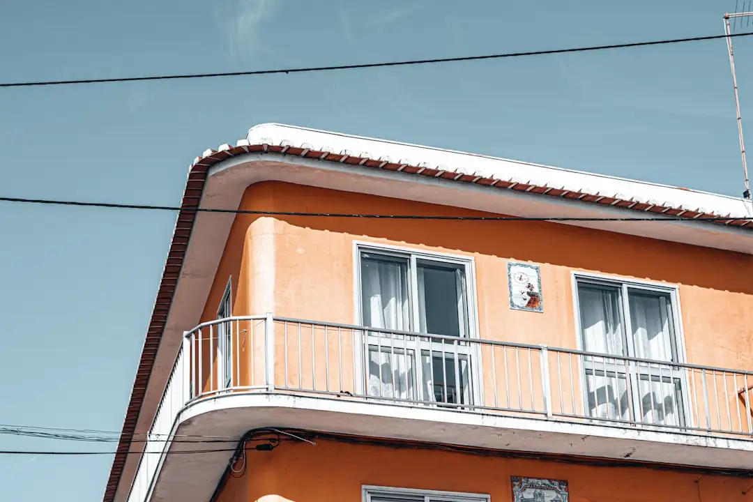 Un agent et des acheteurs analysent des documents de copropriété dans un appartement ancien lumineux.