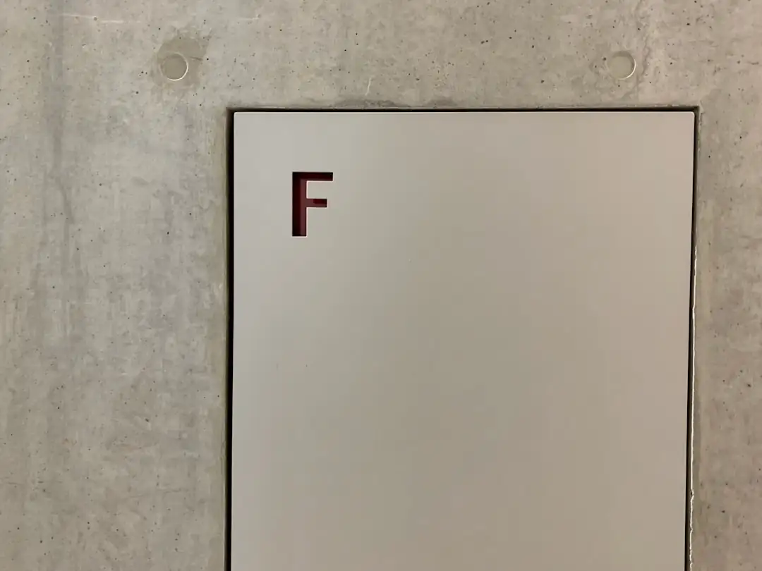 Immeuble moderne de bureaux et laboratoires dans un quartier d’affaires américain, vu depuis la rue.