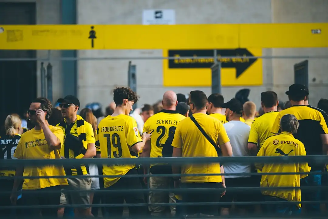 Joueurs d’une sélection nationale à l’entraînement sur un terrain avant deux rencontres internationales.