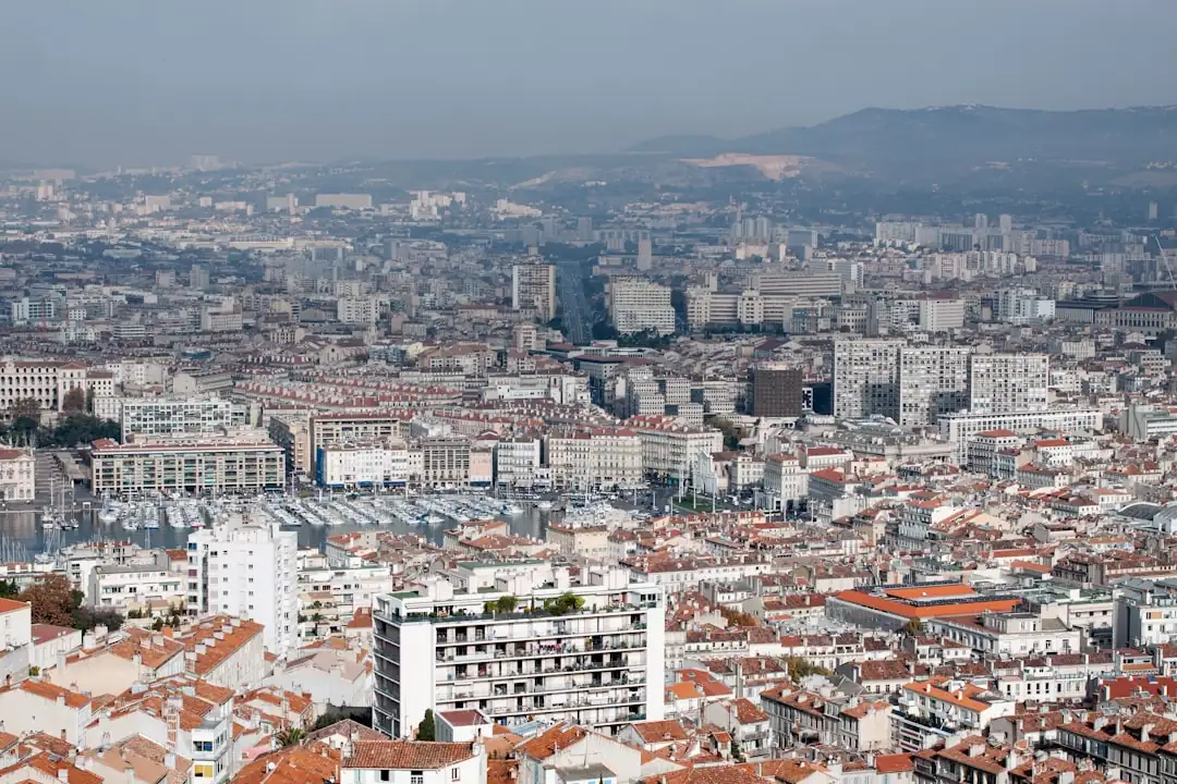 Immeubles résidentiels et rues arborées du centre de Marseille, entre quartiers anciens et modernisés.