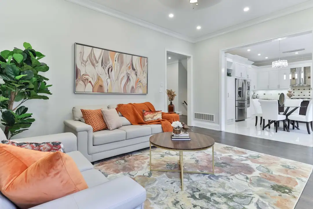 Intérieur lumineux d’une villa haut de gamme avec terrasse méditerranéenne lors d’une visite immobilière.