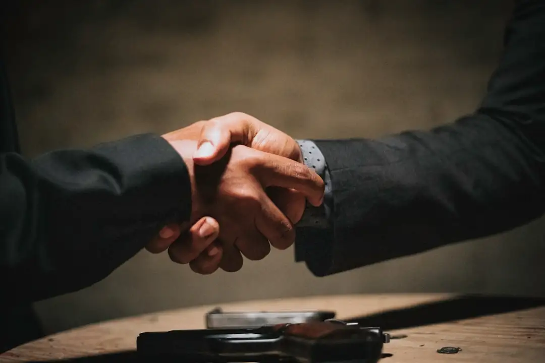 Documents de fusion consultés sur une table de réunion dans les bureaux d’un groupe immobilier américain.