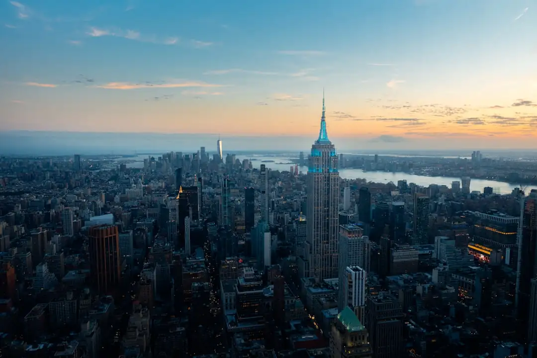 Vue matinale du Flatiron Building à Manhattan, devant lequel passent des piétons pendant sa reconversion résidentielle.