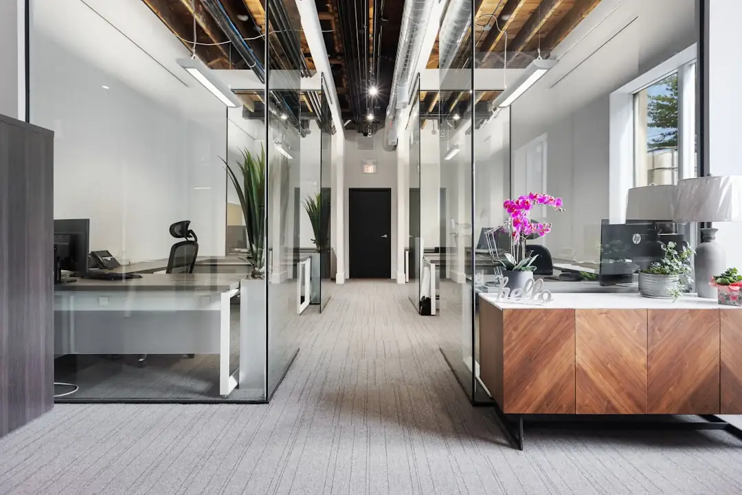 Professionnels examinant des plans et un dossier de financement immobilier commercial dans un bureau contemporain.