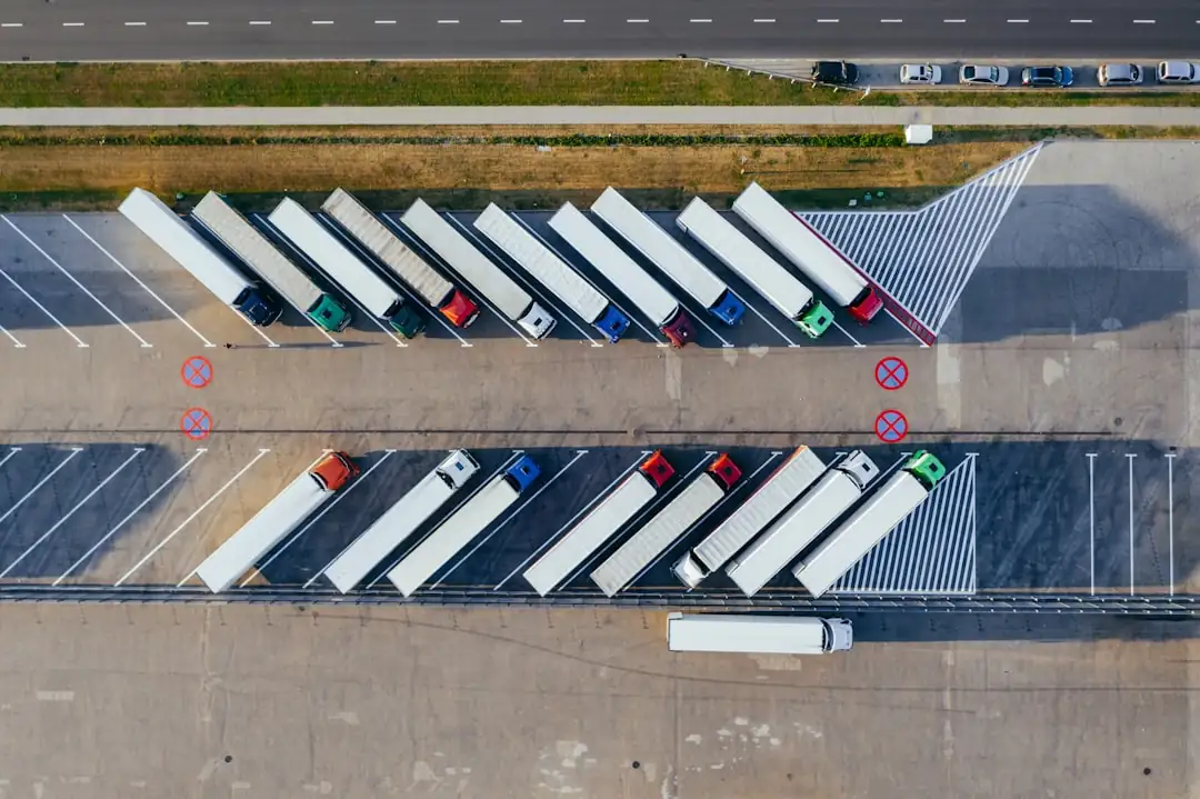Entrepôt logistique avec quais de chargement et cour de manœuvre, observé lors d’une visite d’acquisition.