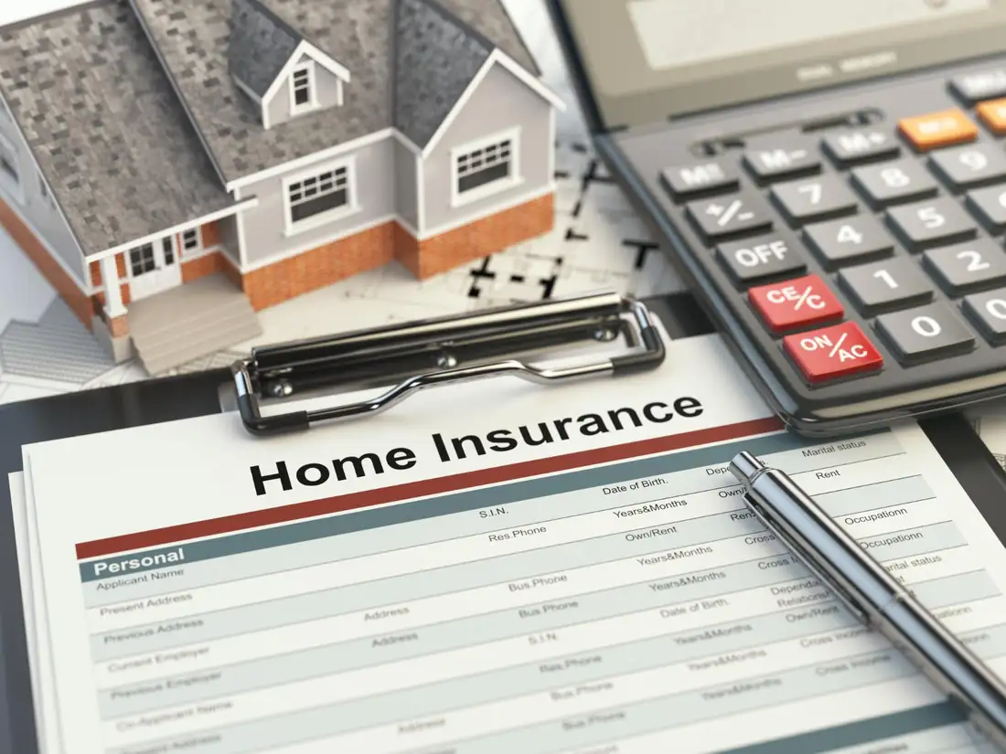 Locataire et gestionnaire constatant une fuite sous évier dans un appartement avant déclaration à l’assurance.