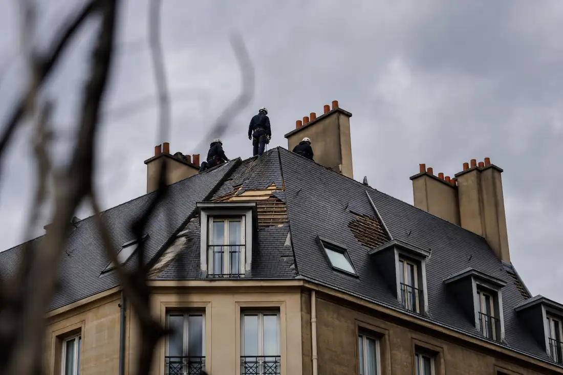 Inspection de la toiture d’un immeuble d’habitation après un sinistre climatique