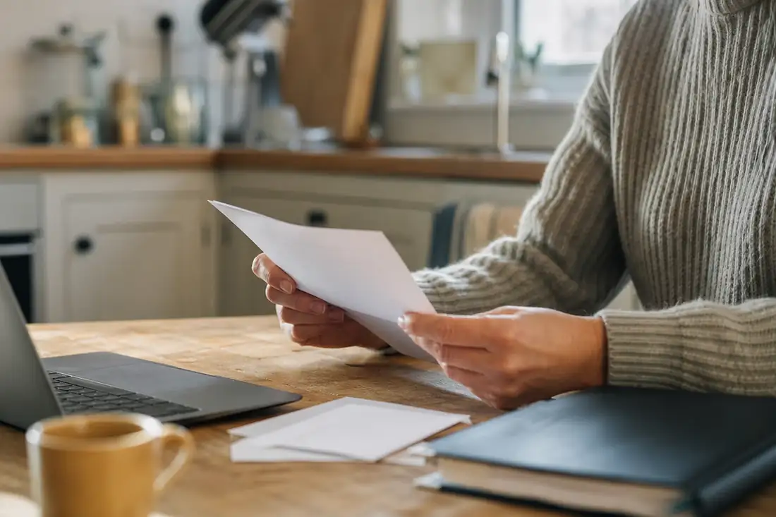 Propriétaire consultant un contrat d'assurance protection juridique à son domicile