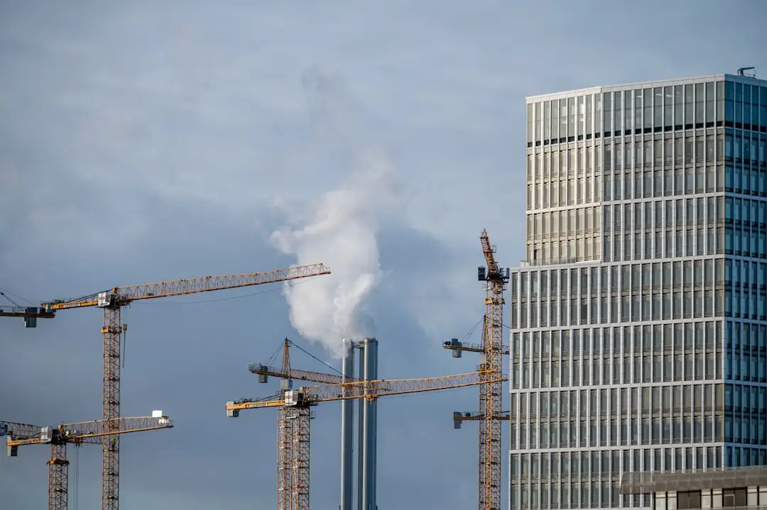 Réunion de travail sur la rénovation énergétique d’un immeuble tertiaire, avec plans et matériaux de chantier.