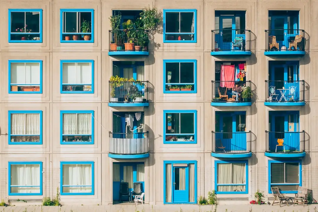 Réunion d’investisseurs devant des plans de conversion d’un immeuble de bureaux en logements en ville.