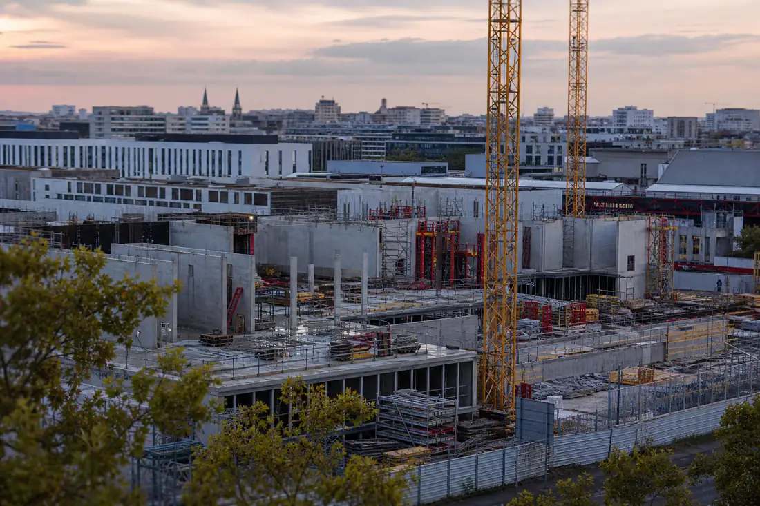Chantier de construction d’un bâtiment commercial sur un terrain municipal loué à long terme