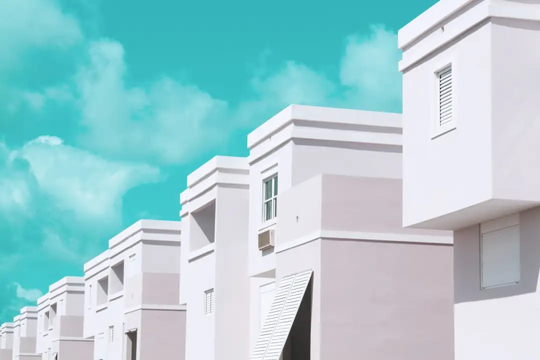 Façades contemporaines et espaces paysagers d’un programme mixte destiné aux commerces et aux bureaux.