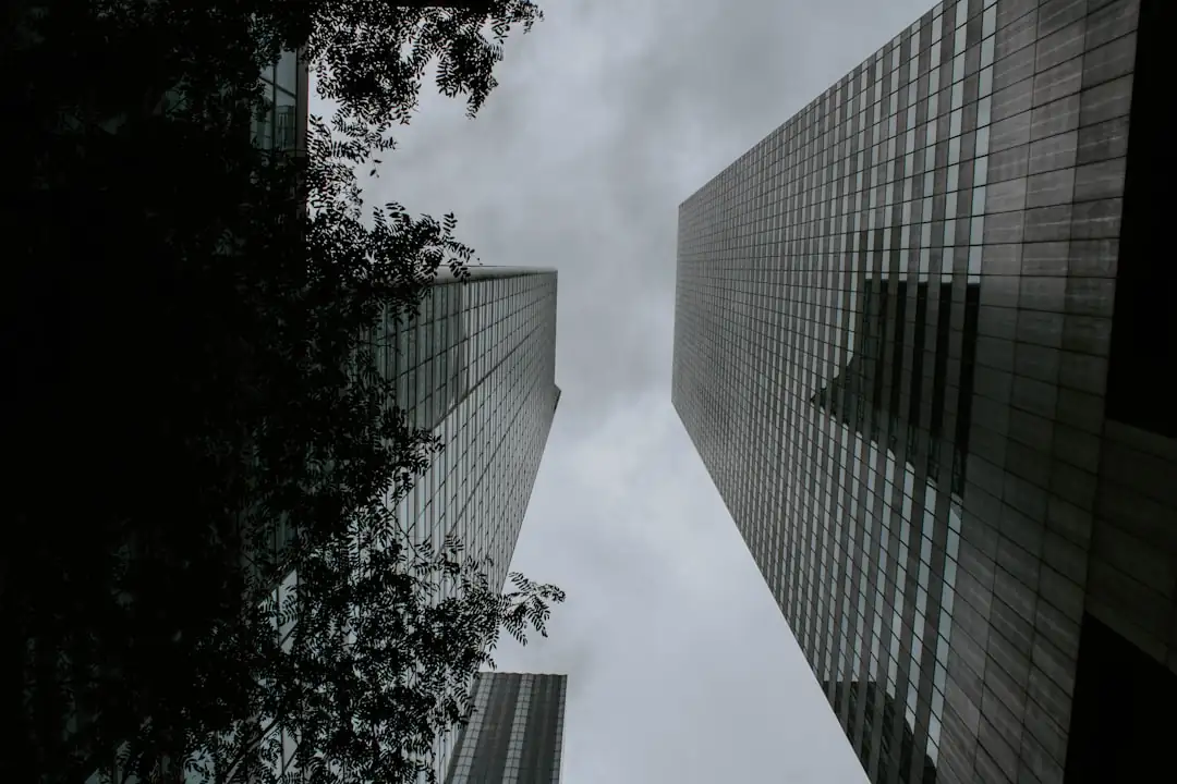 Réunion de direction autour de plans d’un immeuble de bureaux dans un environnement professionnel contemporain.