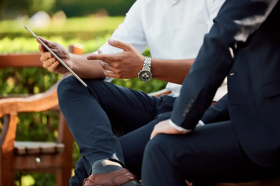 Équipe de professionnels réunie autour de plans et d’un ordinateur dans un bureau d’immobilier d’entreprise.