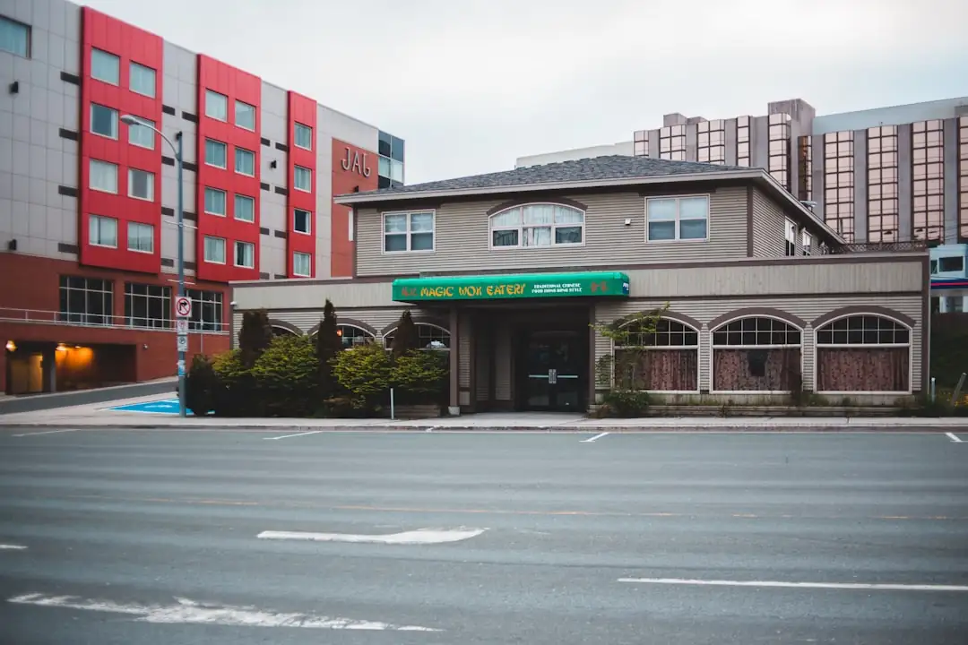 Immeuble de santé moderne à Toronto et investisseur consultant des documents financiers en extérieur.