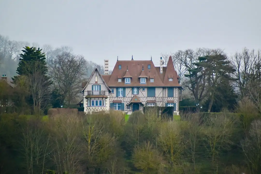 Chantier d’une résidence neuve près d’un axe routier urbain à Caen, avec structure et balcons visibles.