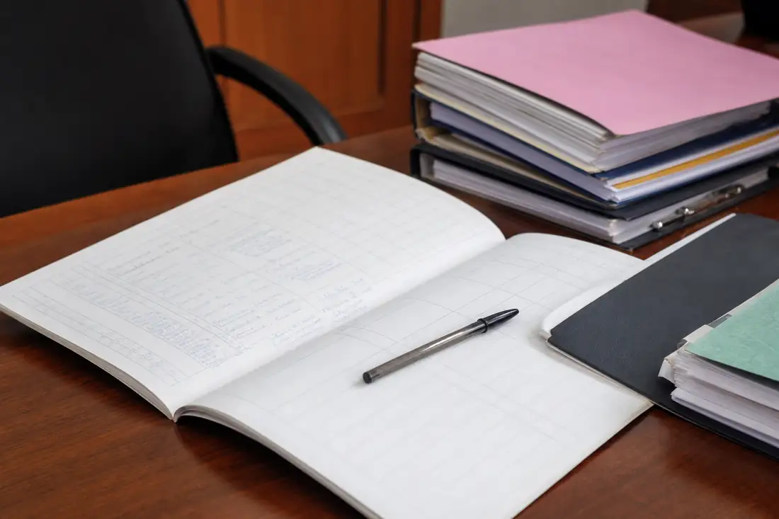 Carnet d'entretien et dossiers techniques d'un immeuble sur un bureau de syndic