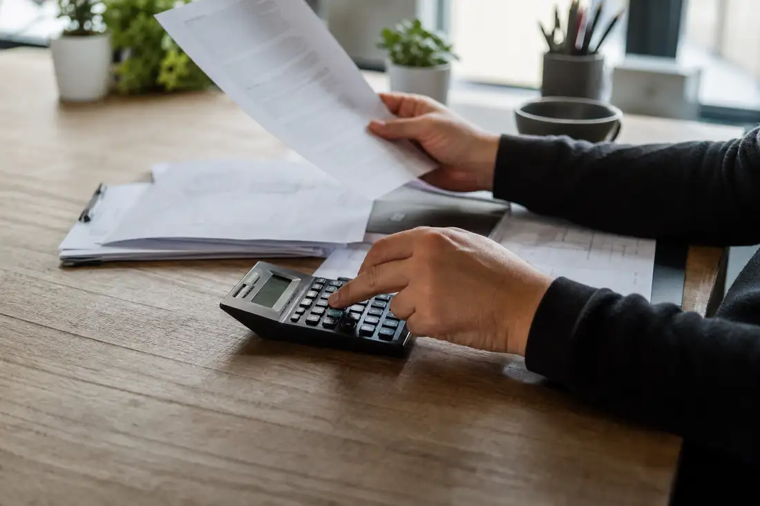 Emprunteur consultant les conditions de sa caution mutuelle de crédit immobilier