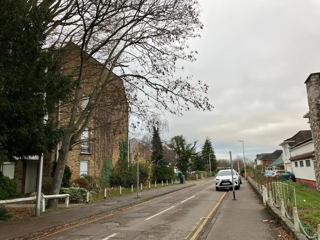 Rue commerçante de Châteaubourg avec vitrines, stationnement et immeubles mixtes dans le bassin rennais.