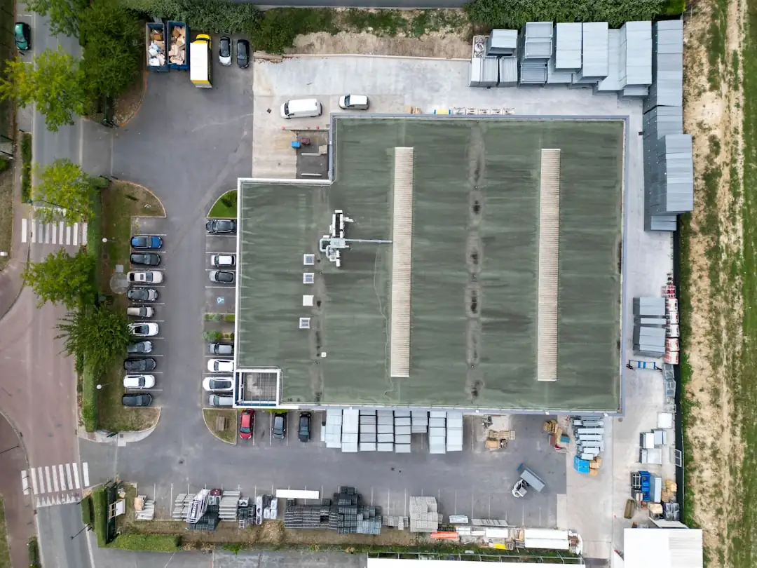 Immeubles résidentiels et voie ferrée près de la gare de Chelles-Gournay en Seine-et-Marne, au printemps