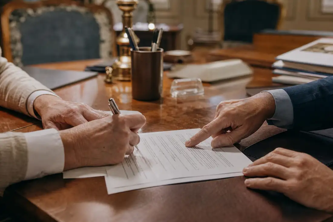 Signature d'un compromis de vente comportant une clause de dédit chez le notaire