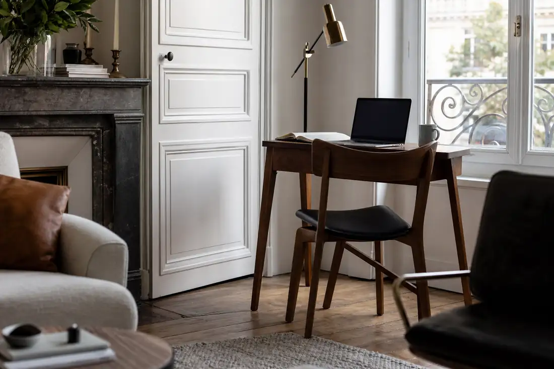Coin bureau aménagé dans le salon d’un appartement pour du télétravail