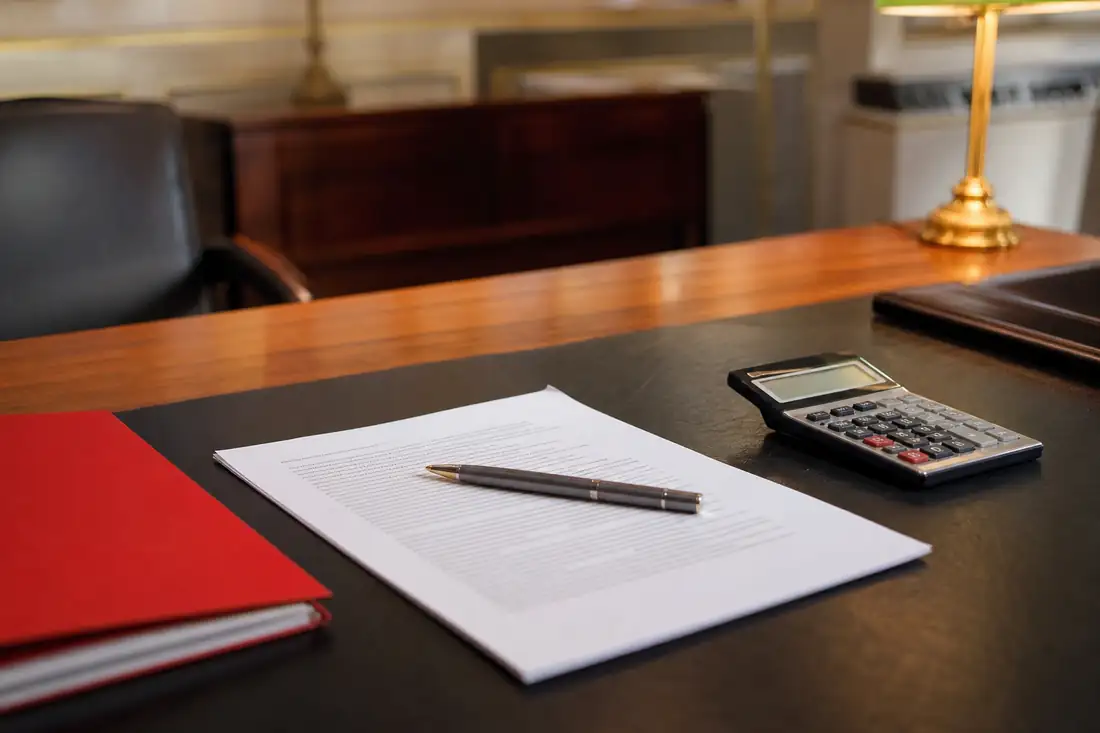 Compromis de vente immobilier posé sur un bureau de notaire avec un stylo