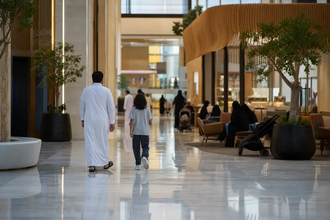 Intérieur contemporain d’un centre de loisirs intégré à un ensemble commercial en Arabie saoudite.