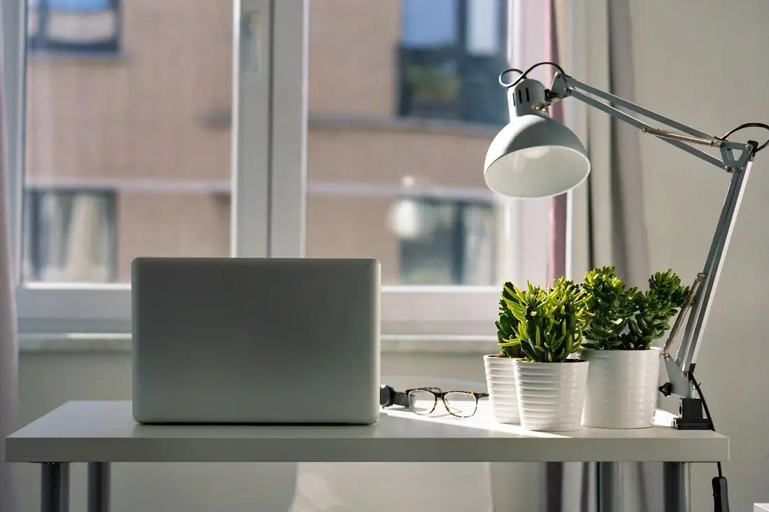 Aménagement d’un espace de coworking avec cloisons acoustiques, bureaux partagés et salle de réunion vitrée.