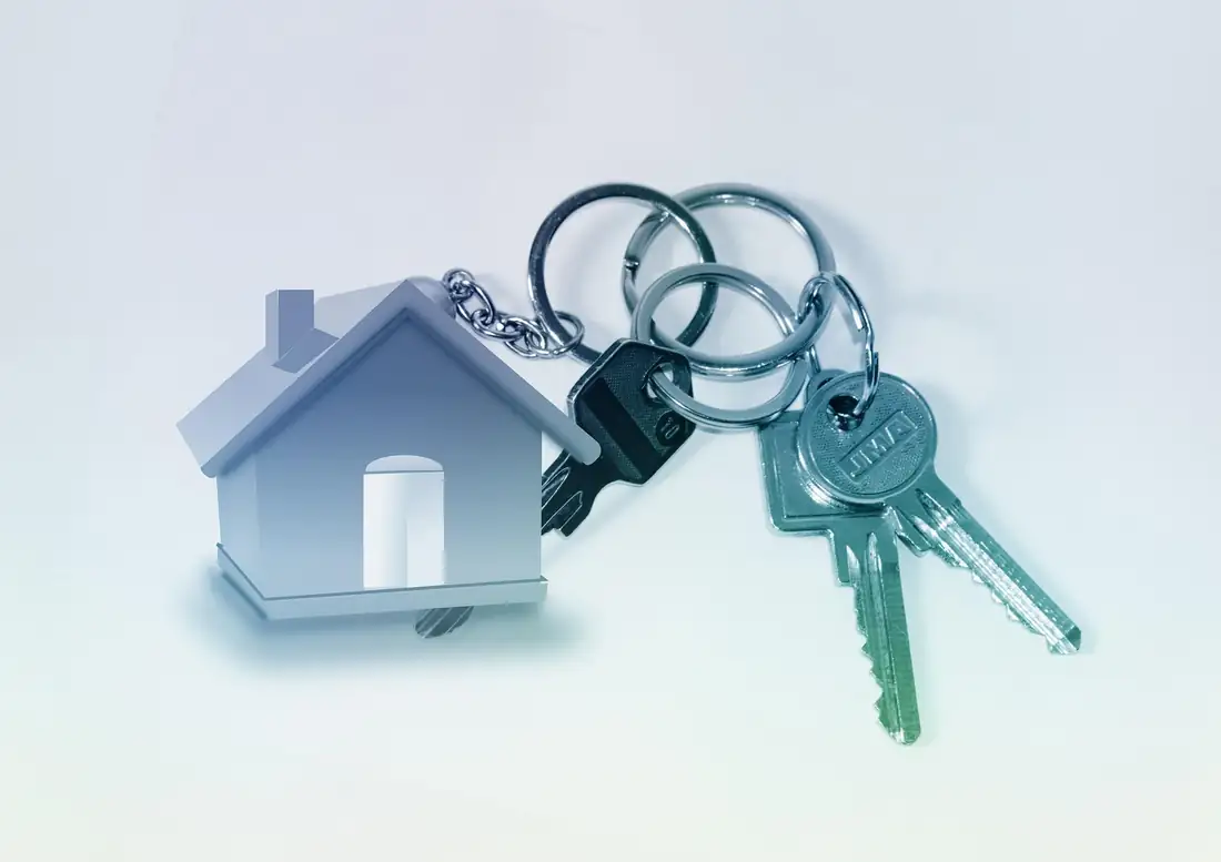 Commissaire de justice devant la porte d’un appartement locatif dans un immeuble résidentiel français.