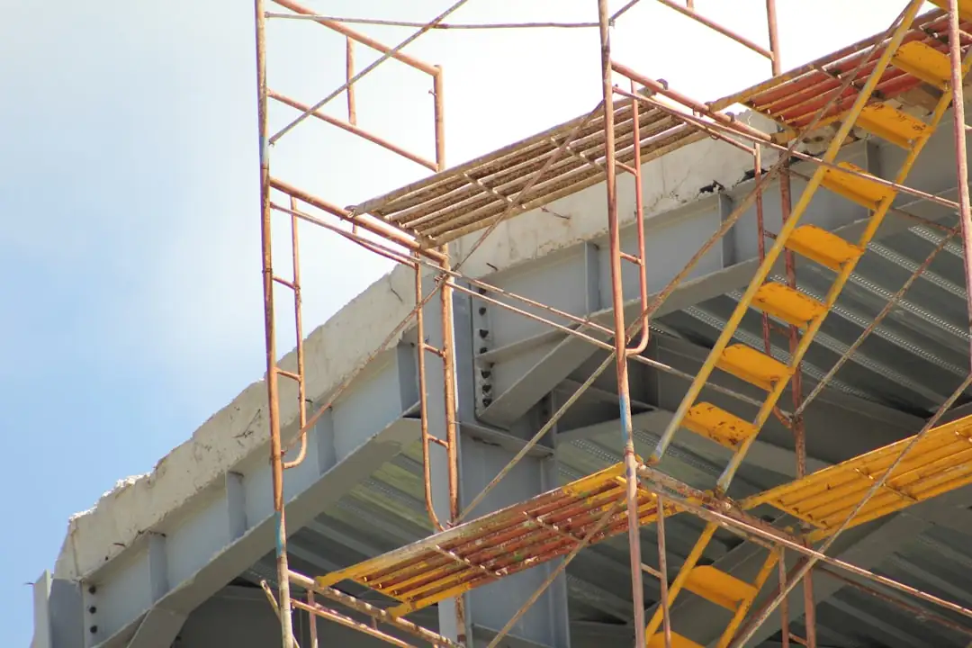 Îlot urbain du centre de Montauban entre rue étroite, allées arborées et emprise d’un futur chantier.