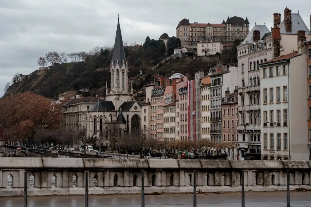 Immeuble résidentiel en construction à Lyon, avec grue, façades neuves et quartier dense en arrière-plan.