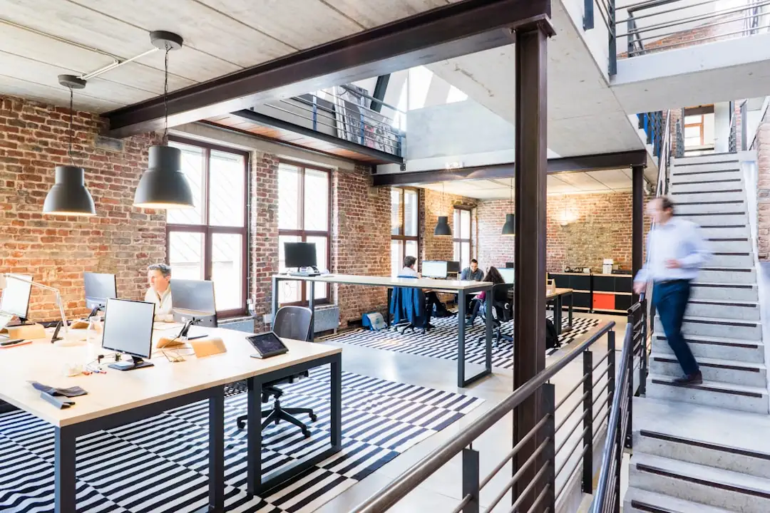 Tour de bureaux ancienne en conversion résidentielle dans un quartier dense du sud de Manhattan, avec échafaudages.
