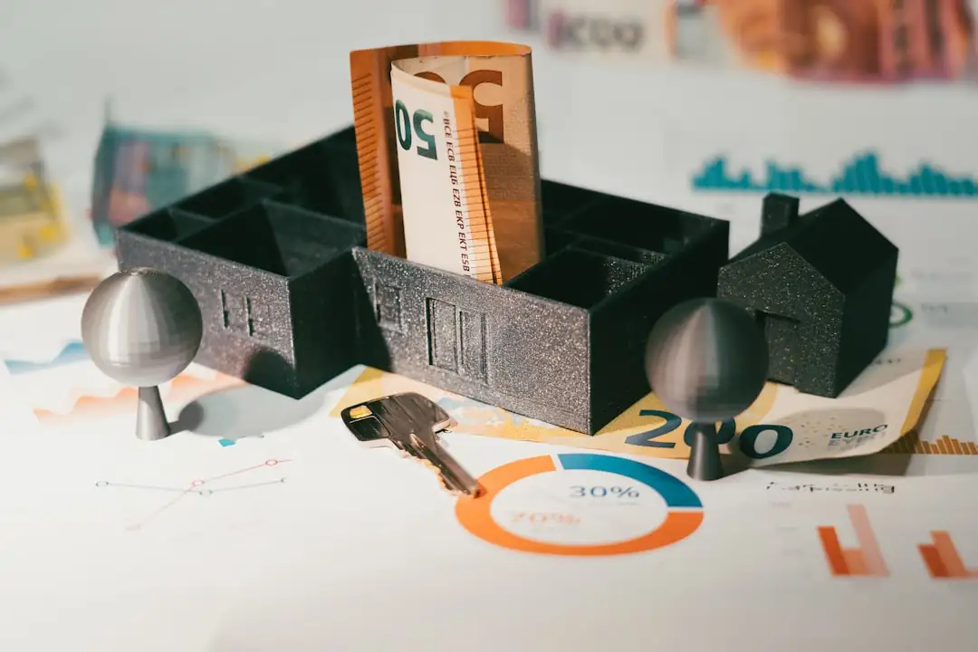 Un emprunteur compare une offre de prêt, une calculatrice et des documents financiers sur une table.