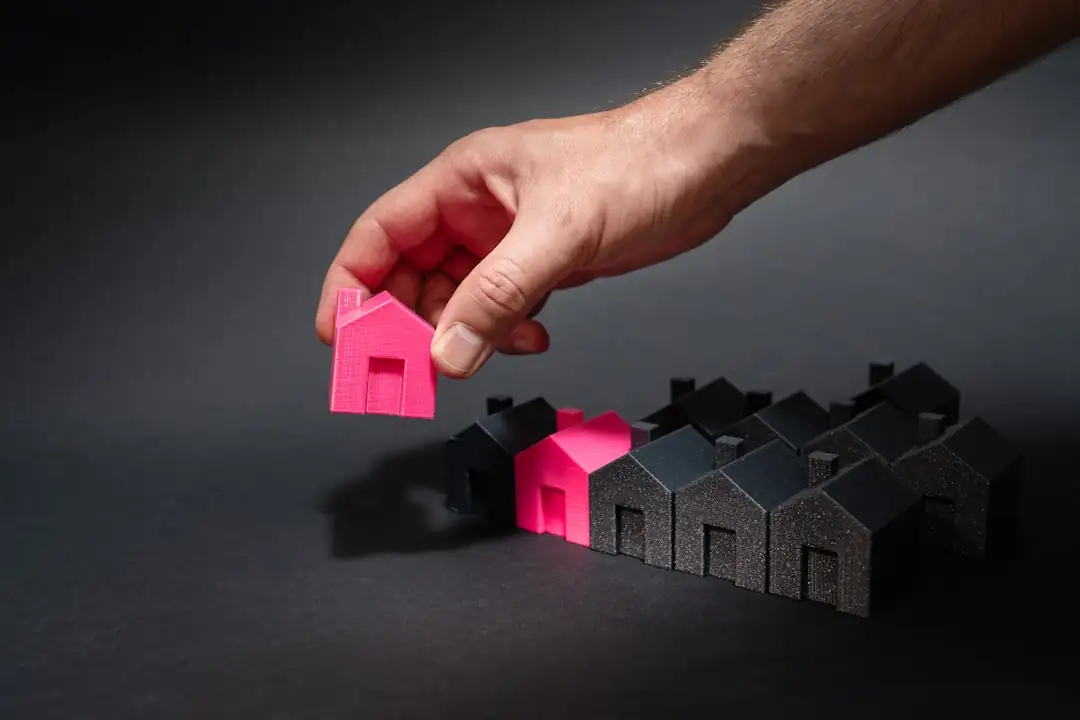 Couple examinant un dossier de crédit immobilier et une calculatrice dans un appartement lumineux.